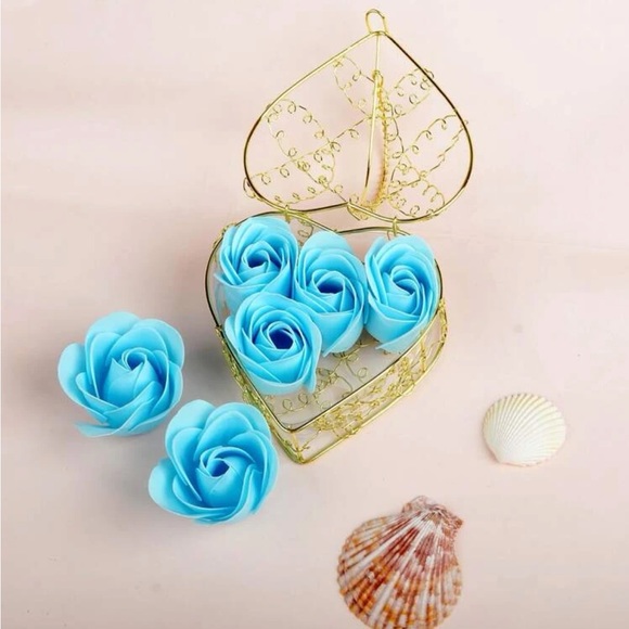 Six piece, artificial Rose and heart shaped box. - Picture 2 of 4